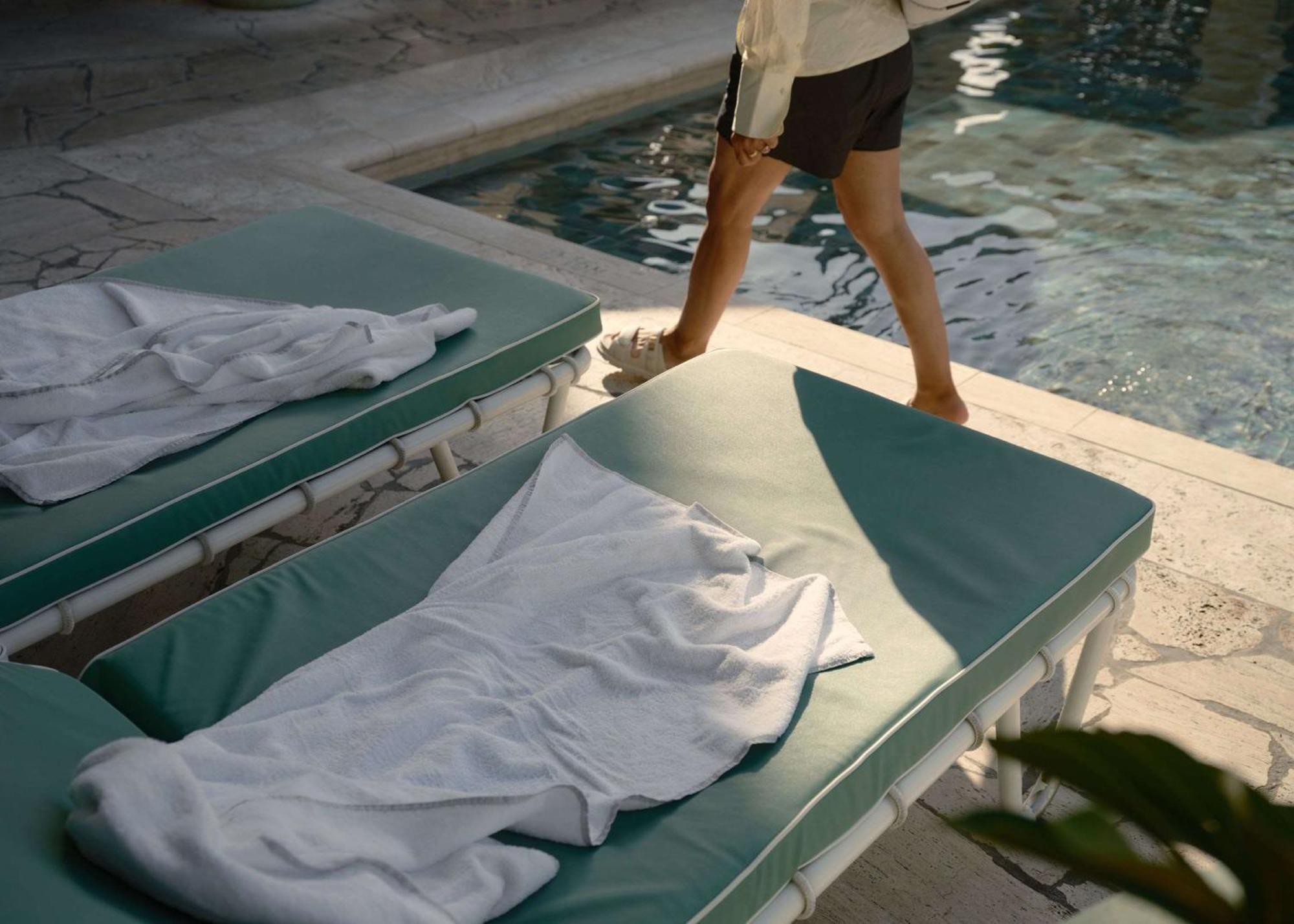 The Calile Hotel Брисбен Экстерьер фото A poolside chaise longue